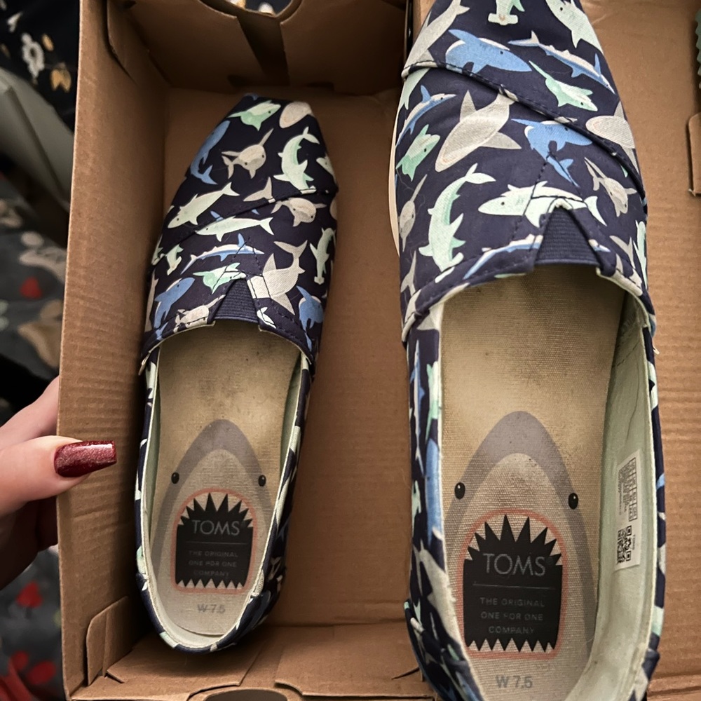 Shark toms size 7.5 dirty inside worn once